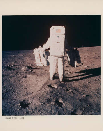 Buzz Aldrin setting up the lunar science station; Aldrin exploring the Sea of Tranquility; Aldrin adjusting the seismometer, July 16-24, 1969 - Foto 4