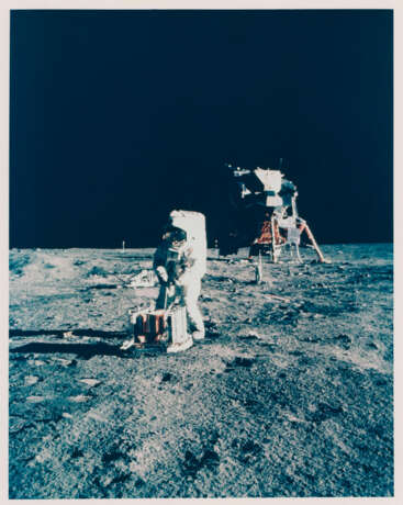 Buzz Aldrin setting up the lunar science station; Aldrin exploring the Sea of Tranquility; Aldrin adjusting the seismometer, July 16-24, 1969 - Foto 8