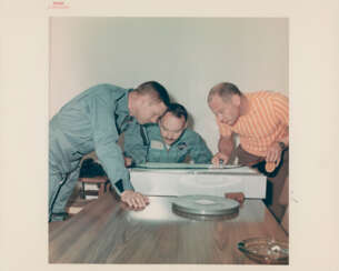 L'équipage examinant le film photographique; Des fonctionnaires de la NASA recevant des trésors; des scientifiques étudiant les roches lunaires; ticket parade, juillet-septembre 1969