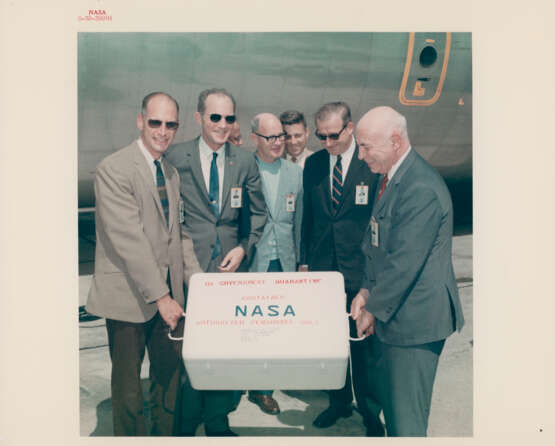 The crew examining the photographic film; NASA officials receiving treasures; scientists studying lunar rocks; ticket parade, July-September 1969 - Foto 3