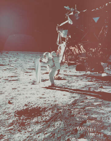 First photograph [Large Format] of a man on the surface of another world, July 16-24, 1969 - Foto 1