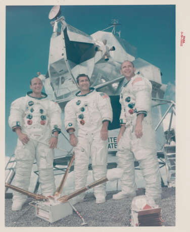 Portrait of the crew; the mission insignia; lunar surface training and prelaunch activities, Apollo 12; Mariner 6 and 7 photographs of Mars, July-November 1969 - фото 1