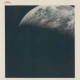 Telephotograph of the Crescent Earth; streaked window of the CM; edge of the docked LM, during translunar coast, November 14-24, 1969 - Foto 1
