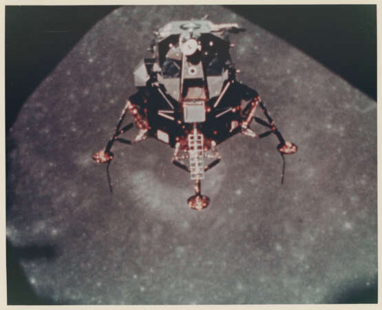 The LM Intrepid in lunar orbit; lunar horizon over Crater Copernicus at Sunrise, November 14-24, 1969 - Foto 1