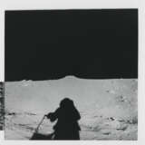 Alan Bean transporting scientific equipment; astronaut’s shadow; the large mound on the Ocean of Storms, November 14-24, 1969, EVA 1 - фото 3