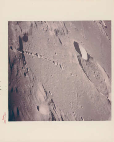 Moonscapes during the first orbits: lunar Sunrise; telephotographs over the nearside; views of the curved farside horizon, November 14-24, 1969 - Foto 16