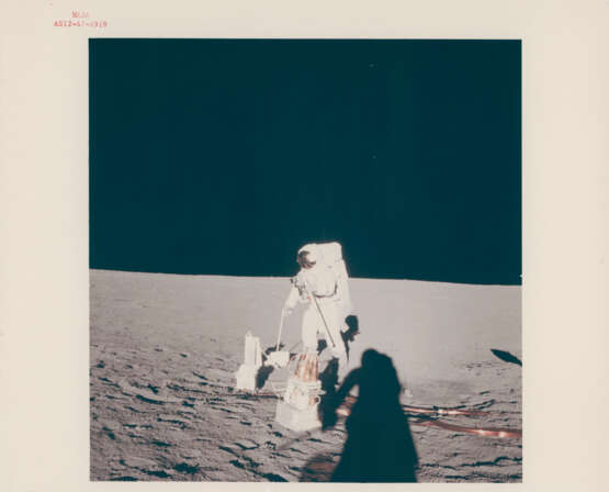 Views of Pete Conrad at the lunar-science station, the Passive Seismic Experiment; Alan Bean with the LM in the background, November 14-24, 1969, EVA 1 - Foto 1