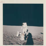 Views of Pete Conrad at the lunar-science station, the Passive Seismic Experiment; Alan Bean with the LM in the background, November 14-24, 1969, EVA 1 - Foto 1