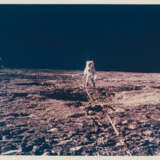 Views of Pete Conrad at the lunar-science station, the Passive Seismic Experiment; Alan Bean with the LM in the background, November 14-24, 1969, EVA 1 - Foto 5