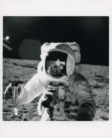 Alan Bean with the reflection of the photographer in his visor, November 14-24, 1969, EVA 2 - Foto 1