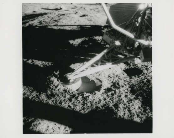 Close-ups of Surveyor III; portrait and details of the robot spacecraft including its scoop arm and shadow, November 14-24, 1969, EVA 2 - фото 2