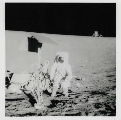 “Tourist” picture of Alan Bean next to the Surveyor III robot spacecraft; Pete Conrad examining Surveyor III, November 14-24, 1969, EVA 2 - фото 1