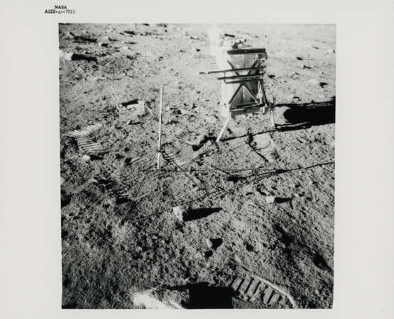 Portraits of Pete Conrad on the rim of Surveyor Crater; the gnomon and the Hand Tool Carrier, November 14-24, 1969, EVA 2 - Foto 3