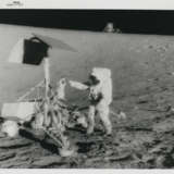“Tourist” picture of Alan Bean next to the Surveyor III robot spacecraft; Pete Conrad examining Surveyor III, November 14-24, 1969, EVA 2 - Foto 3