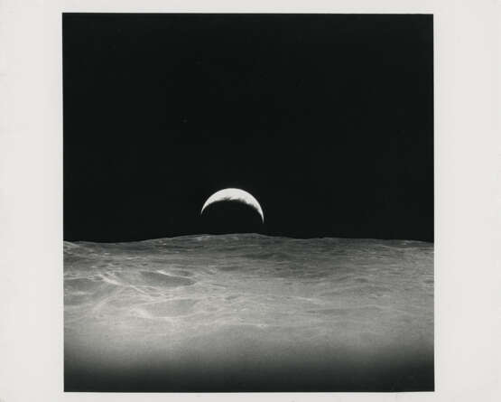 Earthrise seen from the CM; lunar shadows at Sunrise; the future Apollo 16 Descartes landing site; Crater Copernicus, November 14-24, 1969 - Foto 1
