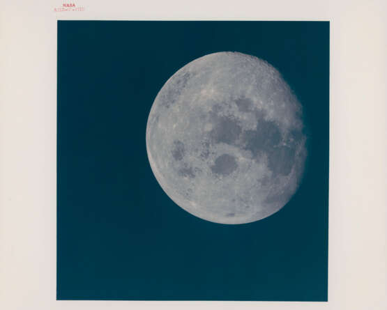 Telephotographs of the nearly Full Moon; the Earth after the slingshot pass; the Moon rising in the window and receding behind the spacecraft, April 11-17, 1970 - Foto 1