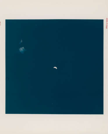 Telephotographs of the nearly Full Moon; the Earth after the slingshot pass; the Moon rising in the window and receding behind the spacecraft, April 11-17, 1970 - фото 5