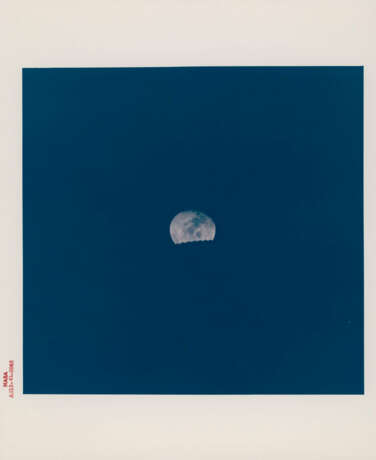 Telephotographs of the nearly Full Moon; the Earth after the slingshot pass; the Moon rising in the window and receding behind the spacecraft, April 11-17, 1970 - фото 10