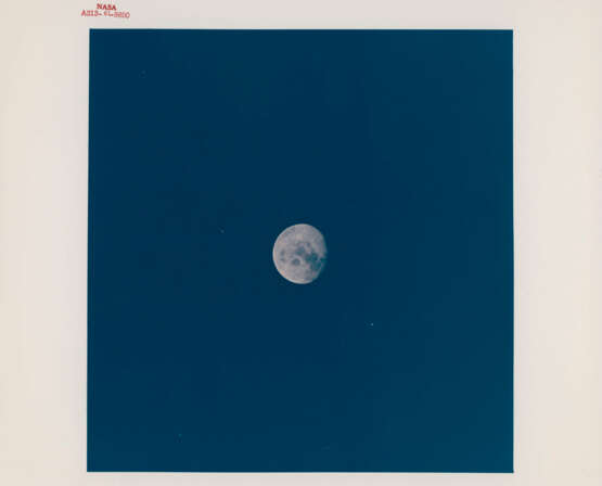 Telephotographs of the nearly Full Moon; the Earth after the slingshot pass; the Moon rising in the window and receding behind the spacecraft, April 11-17, 1970 - Foto 13