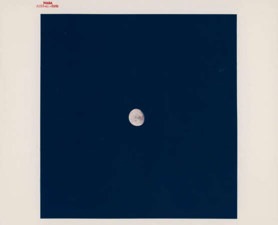 Telephotographs of the nearly Full Moon; the Earth after the slingshot pass; the Moon rising in the window and receding behind the spacecraft, April 11-17, 1970 - photo 17