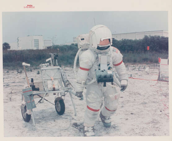 Alan Shepard et Edgar Mitchell dans le simulateur; portrait d'équipage; vues pendant la formation; les concepts d'artiste de la mission; Zone d'atterrissage de Fra Mauro, juillet 1970-janvier 1971 - photo 5