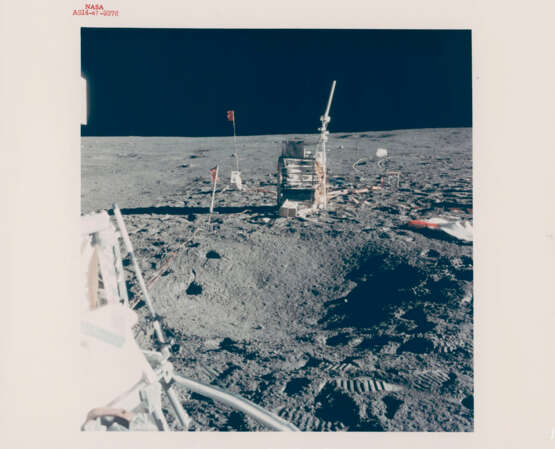 Edgar Mitchell at the end of the geophone line; panoramic sequence and close-ups at the lunar science station; Mitchell walking back to the LM, January 31-February 9, 1971, EVA 1 - Foto 4