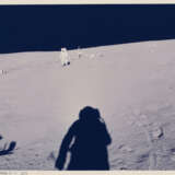 Edgar Mitchell at the end of the geophone line; panoramic sequence and close-ups at the lunar science station; Mitchell walking back to the LM, January 31-February 9, 1971, EVA 1 - Foto 15