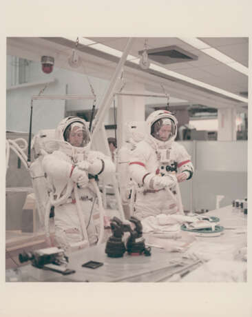 The astronauts checking their EVA equipment; official portraits of the crew; views of the crew and backup crew training for the mission, March-July 1971 - фото 2
