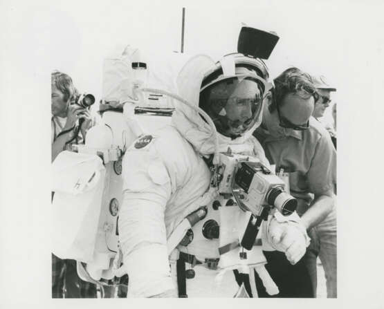 The astronauts checking their EVA equipment; official portraits of the crew; views of the crew and backup crew training for the mission, March-July 1971 - фото 18