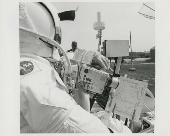The astronauts checking their EVA equipment; official portraits of the crew; views of the crew and backup crew training for the mission, March-July 1971 - Foto 23