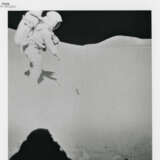 James Irwin climbing toward the Rover; human footprint; astronauts’ shadows; David Scott preparing to take a photograph, station 6, July 26-August 7, 1971, EVA 2 - Foto 10