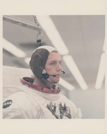 The astronauts checking their EVA equipment; official portraits of the crew; views of the crew and backup crew training for the mission, March-July 1971 - Foto 28