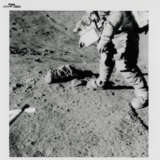 Views of David Scott during geological investigations; TV picture, station 7; the lunar tongs set against a big boulder, station 4, July 26-August 7, 1971, EVA 2 - Foto 1