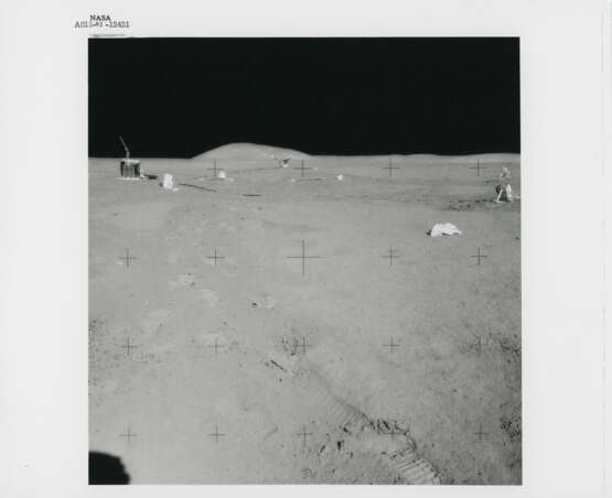 Views at the lunar-science station: David Scott leaning; panoramic view; the lunar-science station; James Irwin bending over; the Rover, July 26-August 7, 1971, EVA 2 - фото 5