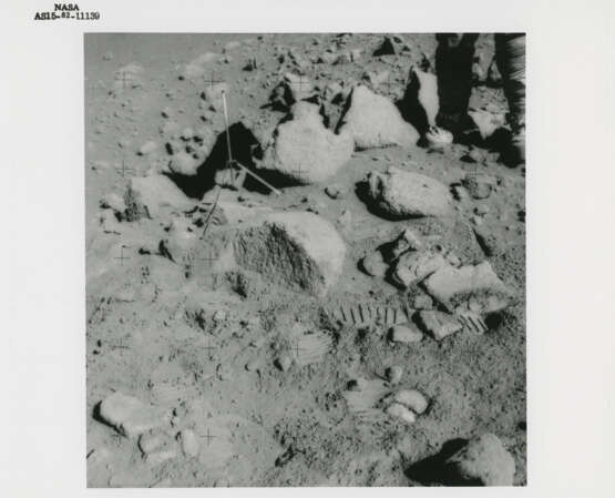 David Scott in a field of boulders; close-ups of the lunar surface; the edge of Hadley Canyon, station 9A, July 26-August 7, 1971, EVA 3 - Foto 1