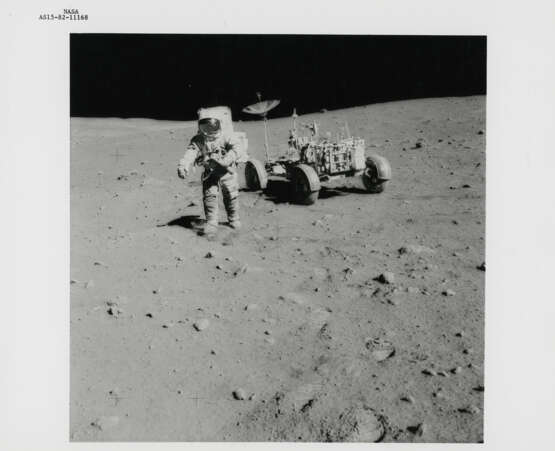 David Scott with the 500mm Hasselblad camera; Hadley Canyon and Mount Hadley Delta; astronaut shadow and lunar rock, station 10, July 26-August 7, 1971, EVA 3 - Foto 1