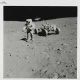 David Scott with the 500mm Hasselblad camera; Hadley Canyon and Mount Hadley Delta; astronaut shadow and lunar rock, station 10, July 26-August 7, 1971, EVA 3 - Foto 1