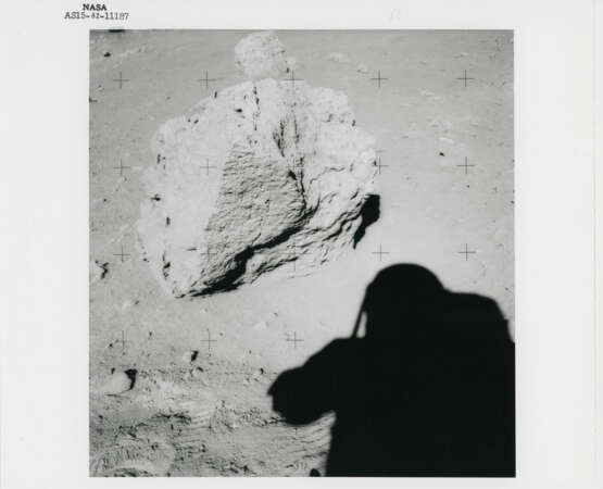 David Scott with the 500mm Hasselblad camera; Hadley Canyon and Mount Hadley Delta; astronaut shadow and lunar rock, station 10, July 26-August 7, 1971, EVA 3 - Foto 5