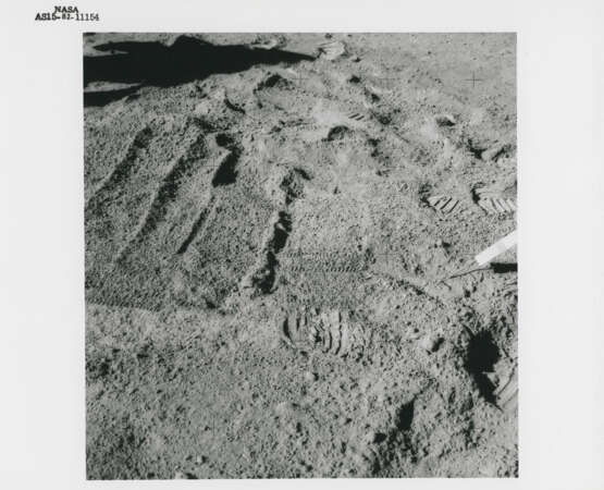 Views at station 9: David Scott’s visor; telephotographs; “abstract” close-ups of the lunar surface; TV picture; Irwin installing a core tube, July 26-August 7, 1971, EVA 3 - Foto 11