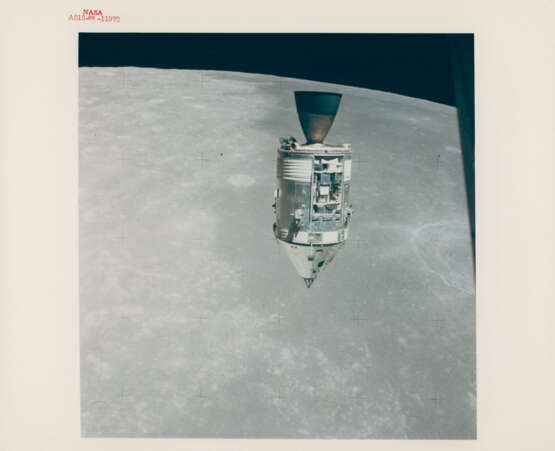 Views of the CM Endeavour and its SIM bay during inspection over the Sea of Fertility; orbital telephotographs from Endeavour, July 26-August 7, 1971 - Foto 1