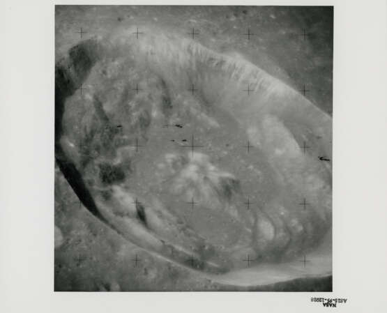 Views of the CM Endeavour and its SIM bay during inspection over the Sea of Fertility; orbital telephotographs from Endeavour, July 26-August 7, 1971 - photo 17