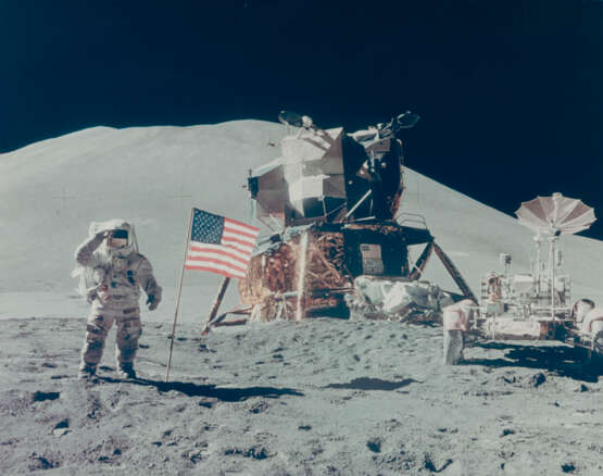 James Irwin saluting the American flag [Large Format], July 26-August 7, 1971, EVA 3 - Foto 1