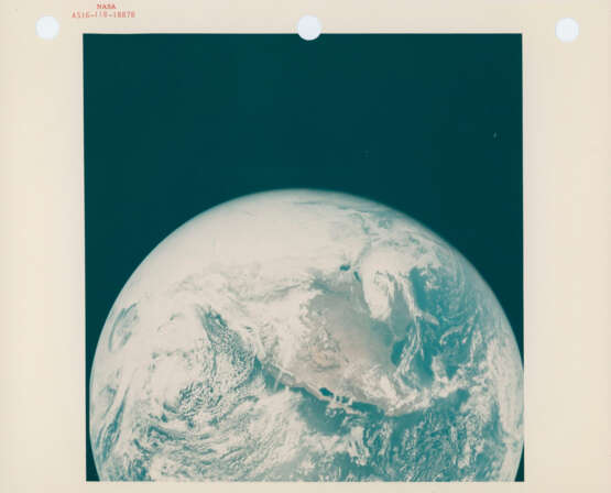 Views of Earth during transposition and docking maneuvers; Mission Control monitoring the spacecraft, April 16-27, 1972 - Foto 1