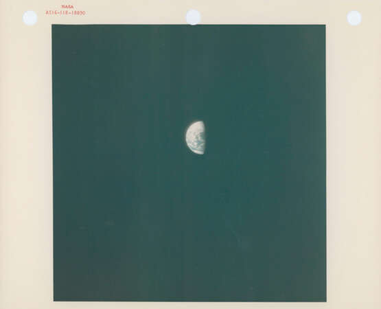 Views of the Earth from about 58,000 and 116,000 nautical miles away, April 16-27, 1972 - photo 3