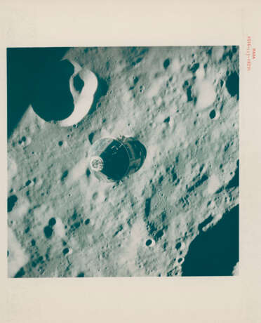 The CM Casper and the Earth both rising over the lunar horizon; Casper in lunar orbit; Casper over the farside, April 16-27, 1972 - Foto 5