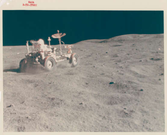 Lunar Grand Prix at Descartes; telephotographs from station 2 at Spook Crater: Stone Mountain; South Ray Crater, April 16-27, 1972, EVA 1 - Foto 1