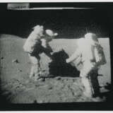 John Young pointing the Rover antenna toward Earth; TV pictures at Wreck Crater; Charles Duke hammering a double core tube, station 8, April 16-27, 1972, EVA 2 - Foto 6