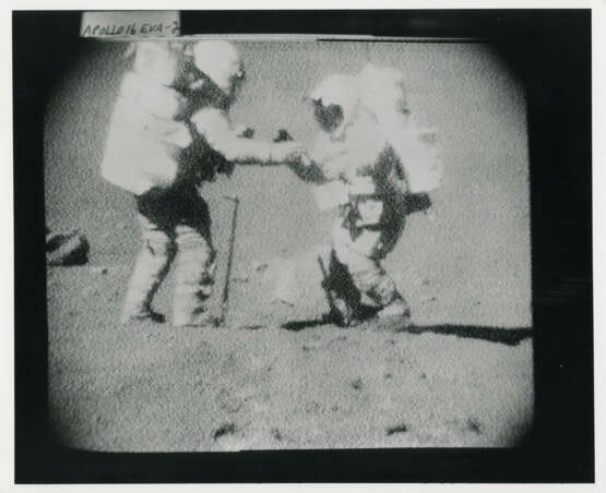 John Young pointing the Rover antenna toward Earth; TV pictures at Wreck Crater; Charles Duke hammering a double core tube, station 8, April 16-27, 1972, EVA 2 - Foto 8