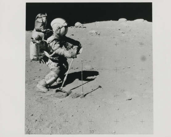 John Young collecting samples; TV pictures; House Rock; views of Charles Duke inspecting Outhouse Rock, station 11, April 16-27, 1972, EVA 3 - Foto 1