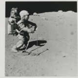 John Young collecting samples; TV pictures; House Rock; views of Charles Duke inspecting Outhouse Rock, station 11, April 16-27, 1972, EVA 3 - Foto 1
